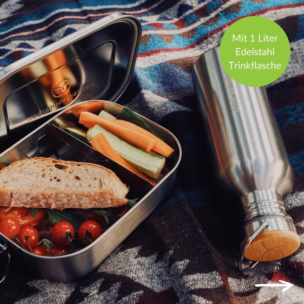 Große nachhaltige Edelstahl Lunchbox mit Brot und Gemüse neben ein Liter plastikfreier Trinkflasche von samebutgreen.