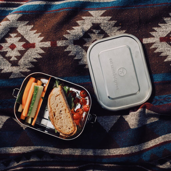 Nachhaltige, plastikfreie Edelstahl Lunchbox Brotdose mit eat samebutgreen Schriftzug.