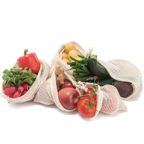 Nachhaltige samebutgreen unverpackt Obst- und Gemüsenetze gefüllt mit losen Einkäufen.