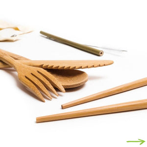 Plastikfreies samebutgreen Bambus-Besteck ausgerollt auf Picknickdecke.