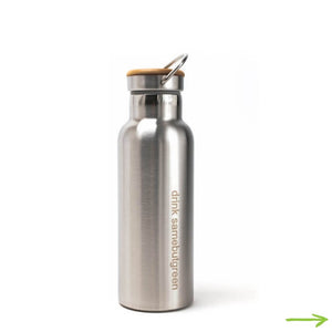 Kleine plastikfreie 0,5l Edelstahl Trinkflasche von samebutgreen mit Bambusdeckel.